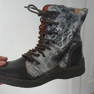 Stylish Text Print Lace-Up Boots